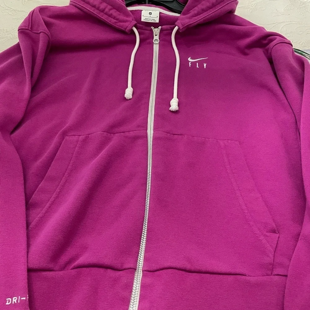 Nike women’s swoosh Fly standard issue full- zip Hoodie sweater size medium